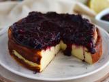 Recept Cheesecake med sötad kondenserad mjölk och röd fruktkompott
