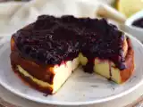 Recept Cheesecake med sötad kondenserad mjölk och röd fruktkompott