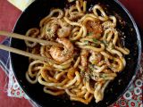 Recept Udonnudlar med räkor och kryddig jordnötssås