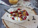 Recept Skyrskål med röd frukt, jordnötssmör och choklad