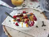 Recept Skyrskål med röd frukt, jordnötssmör och choklad