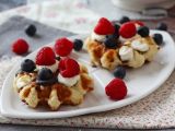 Recept Våfflor med frukt, choklad och vispgrädde