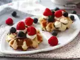Recept Våfflor med frukt, choklad och vispgrädde
