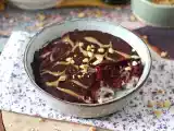 Recept Overnight oats med röd frukt och choklad, en hälsosam och mättande frukost!