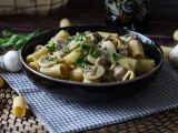 Recept Krämig pasta med champinjoner och korv