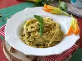 Recept Pasta med zucchiniblommor, ricotta och pistagenötter