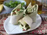 Recept Medelhavswrap fylld med hummus, rucola, paprika och fetaost