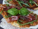 Recept Croffle, en våffelliknande croissant med fikonmarmelad, getost och iberisk skinka