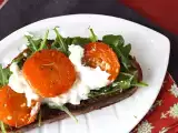 Recept Rostade aprikoser, ruccola och burrata på rostat bröd