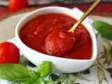 Recept En smakrik rå tomatsås som passar utmärkt som topping på pizza eller pinsa.