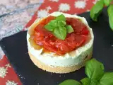 Recept Enportionerad smakrik ostkaka med basilika och körsbärstomater: en god idé för bufféer och aperitifer