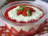 Recept Pavê de morango, den brasilianska desserten gjord på jordgubbar och kondenserad mjölk som bäst äts kall