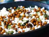 Recept Sallad med gurka, rostade kikärtor, avokado och fetaost
