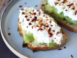 Recept Toast med avokado och cottage cheese med kryddad honung