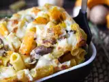 Recept Ugnsbakad pasta med pumpa, svamp och bechamelsås