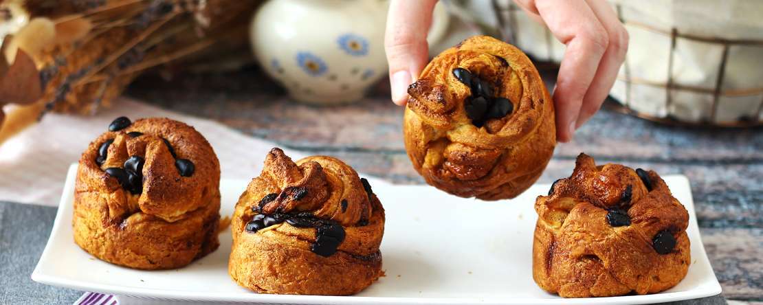 Cruffins, en kombination av en croissant och en muffins, med vaniljsås och choklad