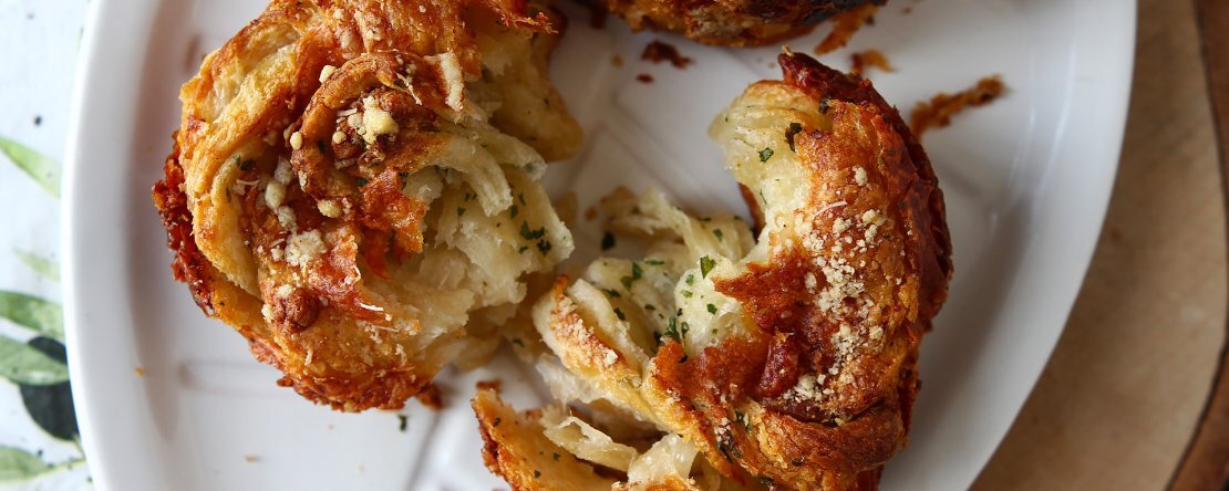 Cruffins, en kombination av croissant och muffins, i det här fallet med parmesan- och mozzarellaost.