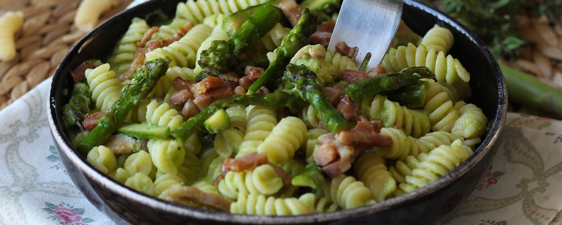Krämig sparris- och baconpasta: enkelt och gott recept