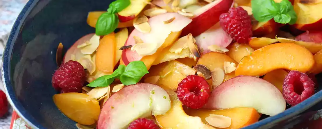 Fruktsallad: persika, aprikos, hallon och mycket mer!