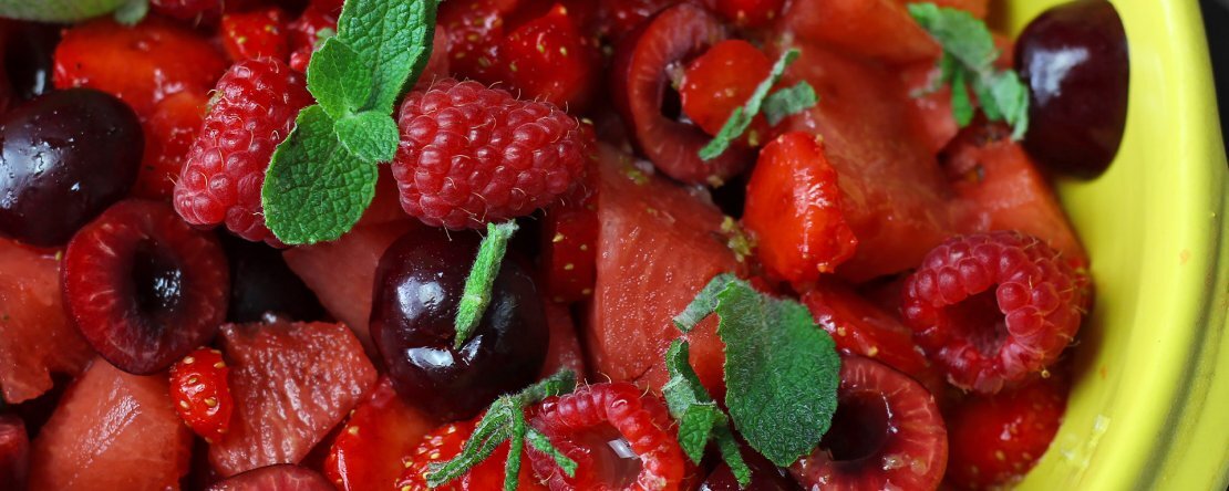 Röd fruktsallad: jordgubbar, hallon, körsbär och vattenmelon, perfekt för sommaren!