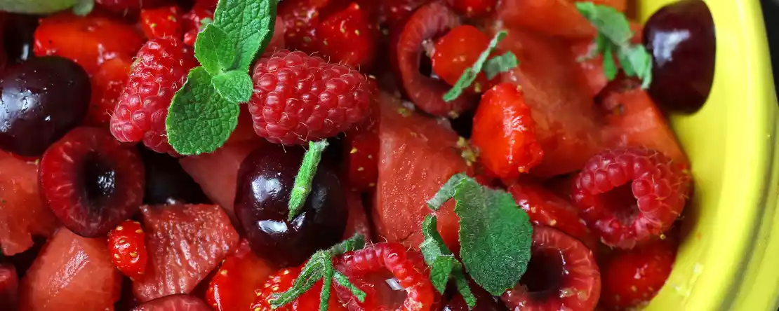 Röd fruktsallad: jordgubbar, hallon, körsbär och vattenmelon, perfekt för sommaren!