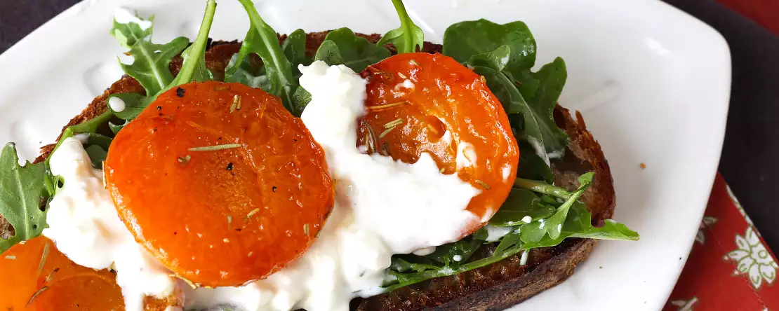 Rostade aprikoser, ruccola och burrata på rostat bröd