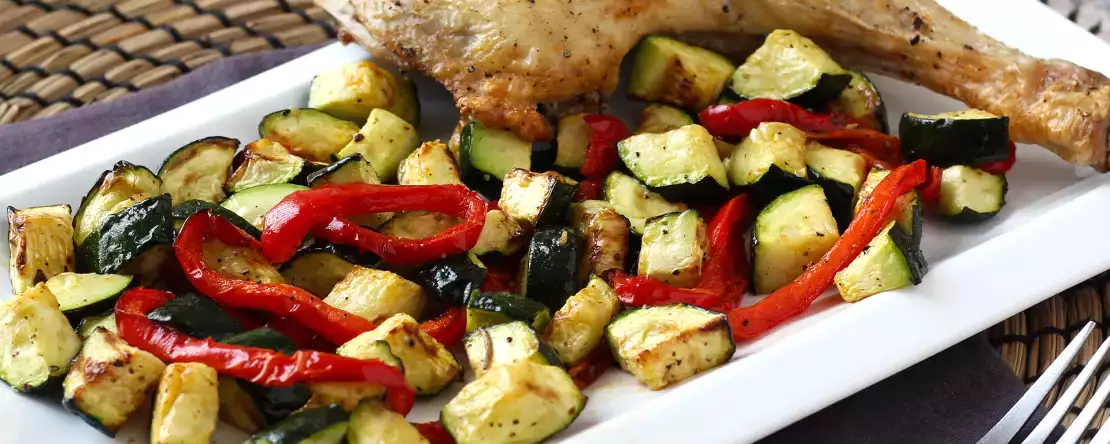 Kyckling med paprika och zucchini i en fritös: klar på 20 minuter!