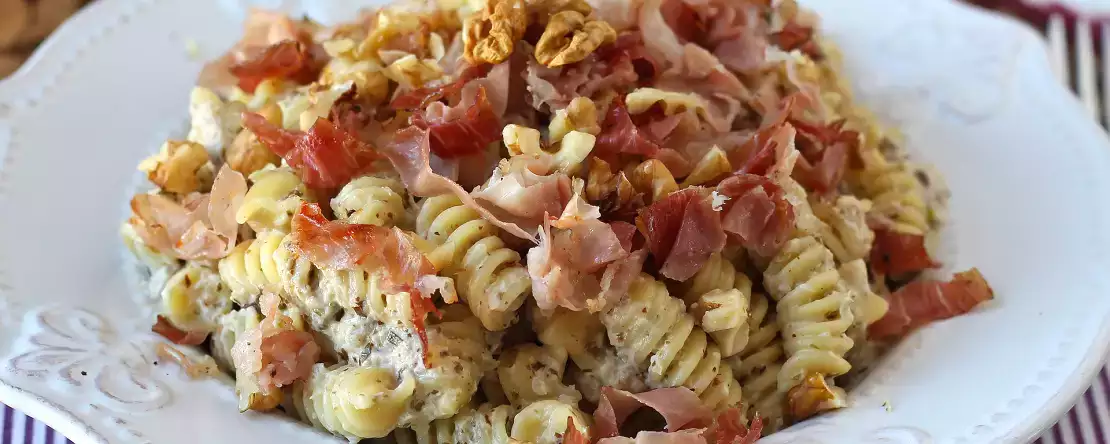 Krämig pasta med radicchio, knaprigt bacon och valnötter: snabbt och oemotståndligt recept