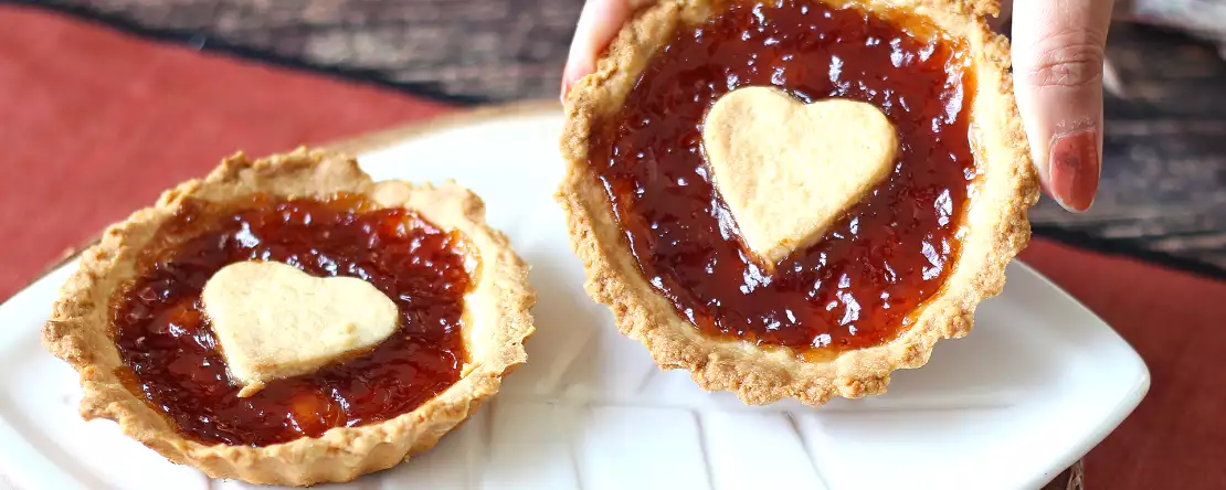 Jordgubbssylt alla hjärtans dag-tårtor: romantiska hemlagade godisar