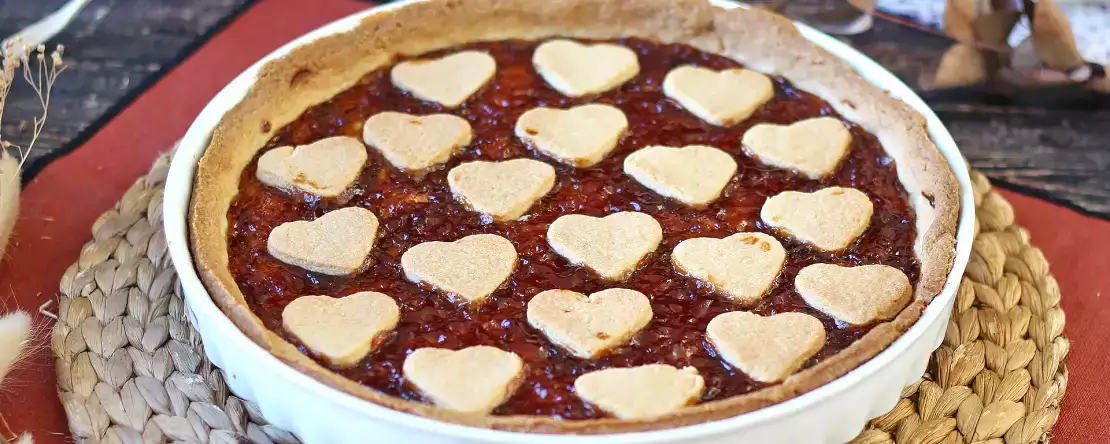 Tårta med jordgubbssylt: klassiskt recept på mördeg (även hjärtan)