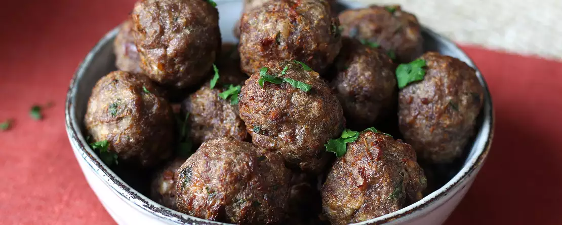 Mjuka köttbullar i luftfryser: snabbt och enkelt recept med nötkött