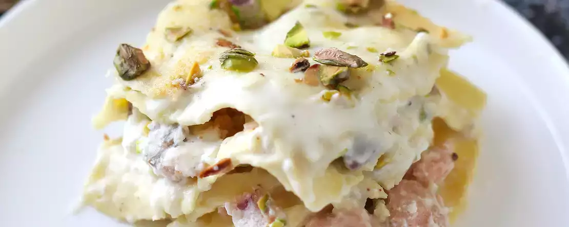 Laxlasagne med burrata och krämiga, knapriga pistagenötter