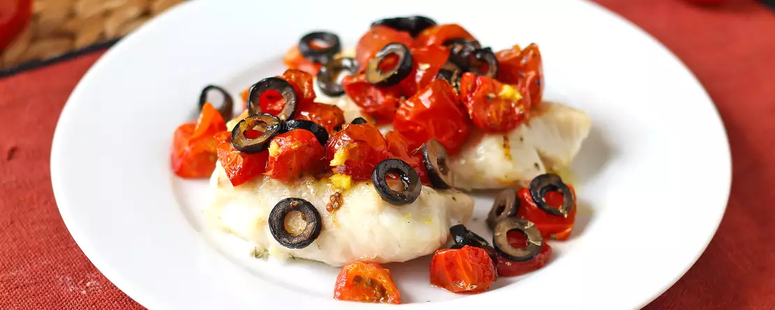 Luftstekt torsk med körsbärstomater, oliver och citron: lätt och snabbt recept