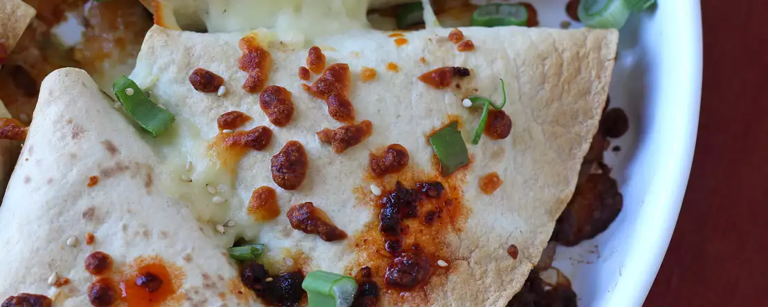 Ugnsbakade tortillas med quesadillas och kryddig nötköttsfyllning