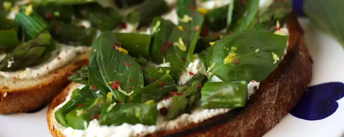 Tartiner med sparris, citron och basilika-ricotta