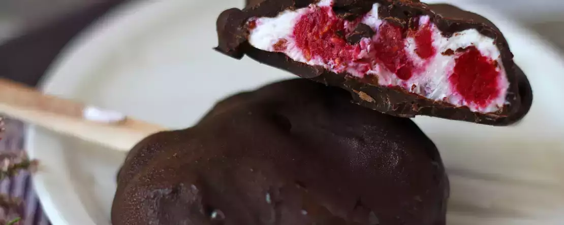 Skyr, hallon och chokladglass. det hälsosamma mellanmålet för soliga dagar!