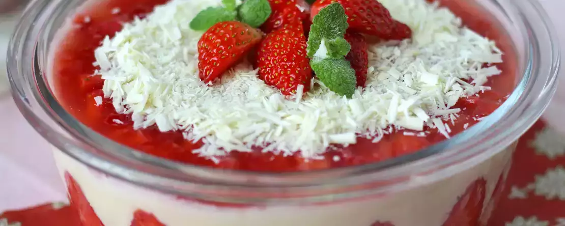 Pavê de morango, den brasilianska desserten gjord på jordgubbar och kondenserad mjölk som bäst äts kall