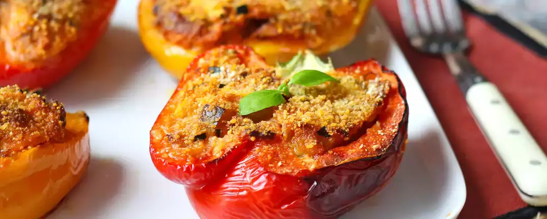 Bakade vegetariska fyllda paprikor: det enkla och välsmakande receptet med grönsaker och mozzarellaost