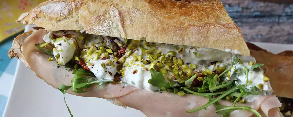Italiensk gourmetsmörgås med mortadella och burrataost