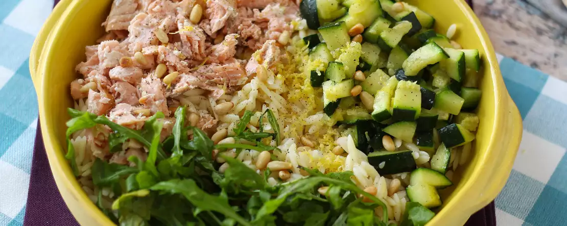 Orzo pastasallad med lax och zucchini