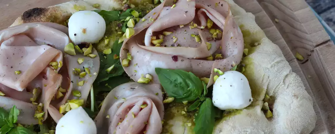 Pinsa med pesto och mortadella, klar på 10 minuter!
