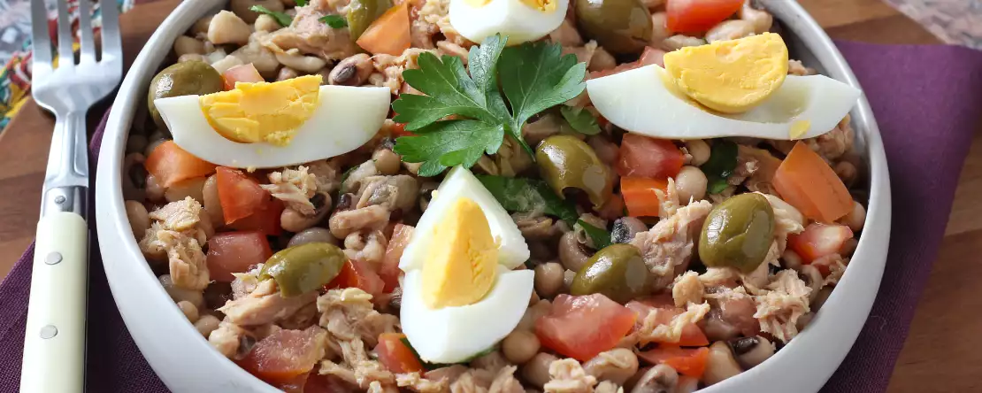 Majsallad med tonfisk, ägg och oliver: den portugisiska klassikern!