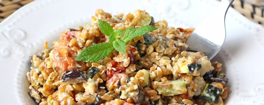 Krämig dinkelsallad med zucchini, aubergine och körsbärstomater