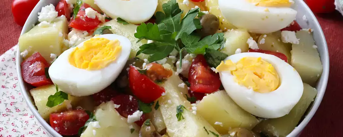 Potatissallad med fetaost, ägg och körsbärstomater