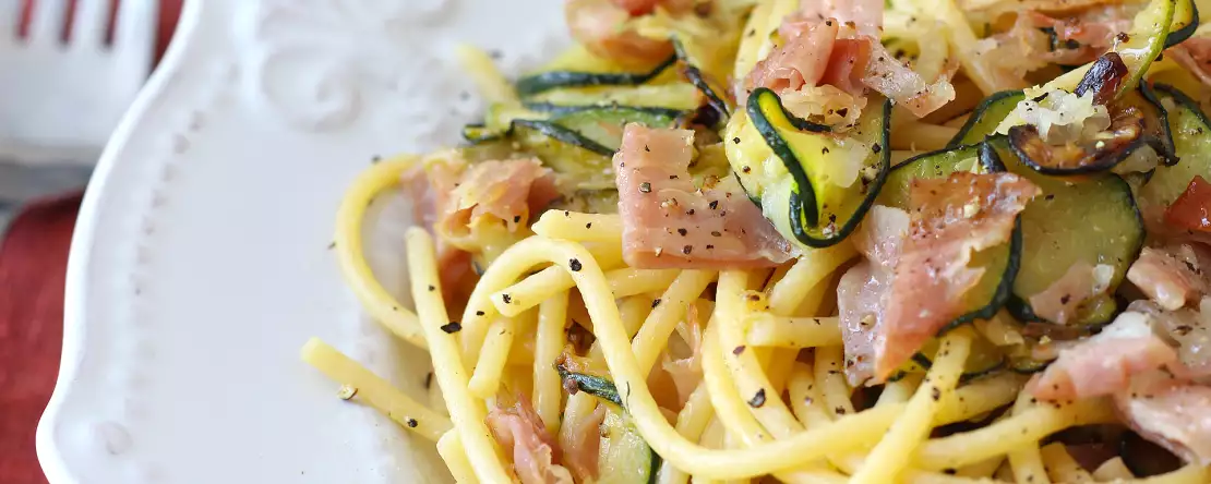 Pasta med zucchini och krispig speck: ett enkelt recept som passar både till lunch och middag