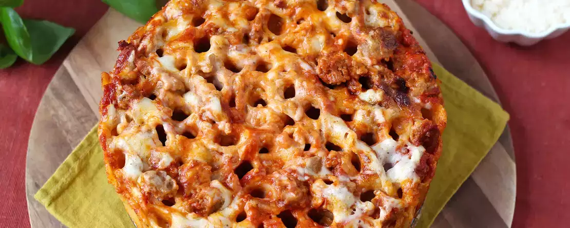 Ugnsbakad rigatoni-timbale med korv, bechamelsås och mozzarella
