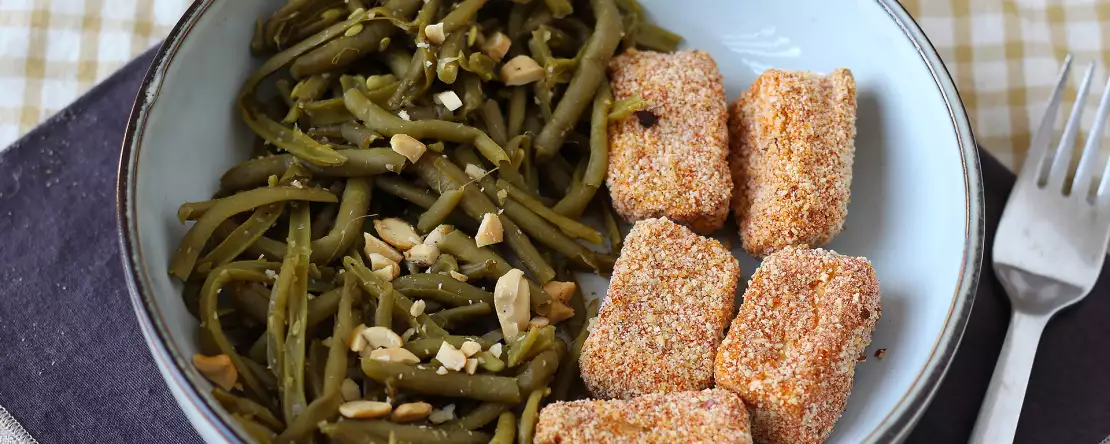 Krispiga tofunuggets och gröna bönor på thailändskt vis, tillagade i luftfritösen