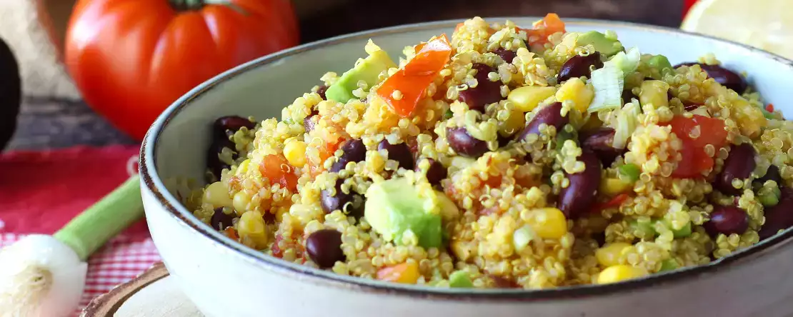 Proteinsallad med quinoa, röda bönor och majs