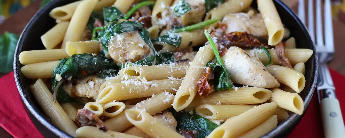 Marry me chicken pasta: krämig pasta med kyckling, torkade tomater och parmesan