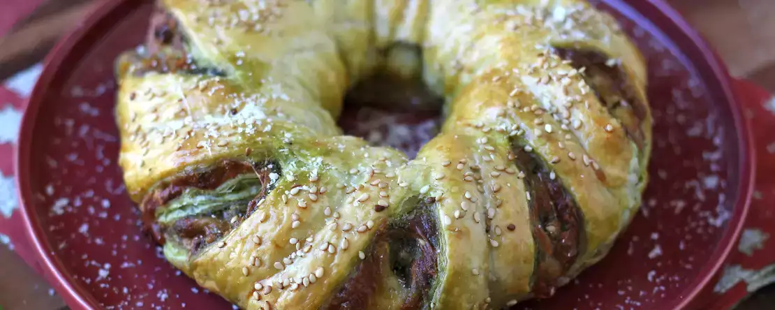 Blädderdegskrans med pesto, mozzarella och torkade tomater
